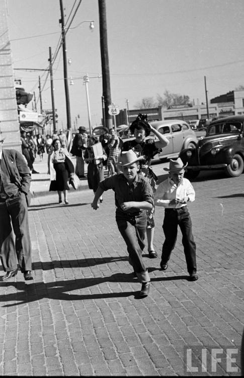 “Outta the way. In a hurry.”(Frank and Joseph Scherschel. 1949)