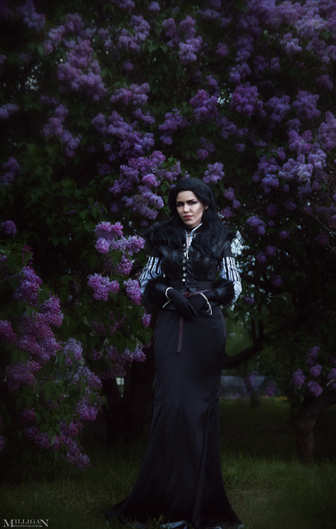 Witcher: Wild Hunt“Under the lilac tree…”Toph as Yenneferphoto by me