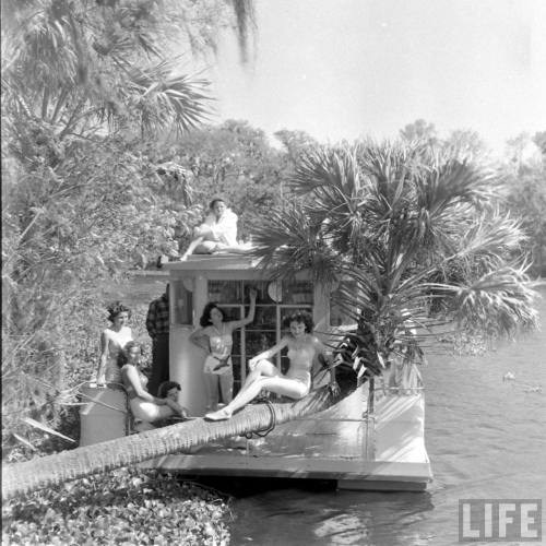 Lake Liner houseboat(Francis Miller. 1949)