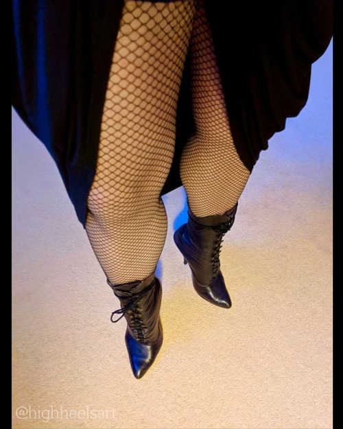 Witching Hour #witchinghour #highheels #talons #stilettoboots #fishnets #highheelboots #tacones #sti