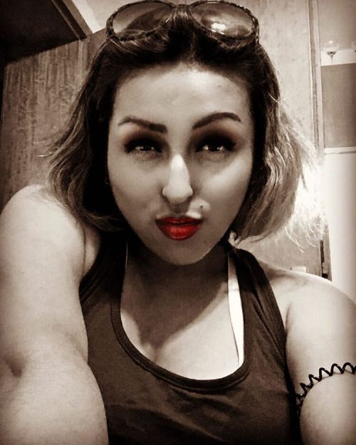 Love who you are❤️ #loveyourself #confident #happy #pretty #strongwomen #kisses #redlips