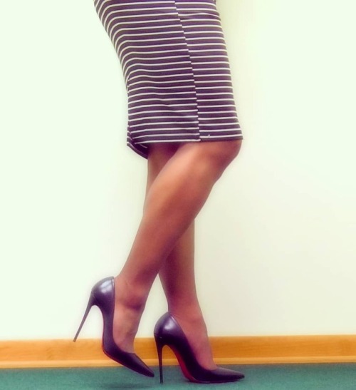 @modaxpressonline pencil skirt, @leggsbrand “Silken Mist” pantyhose, and @louboutinworld