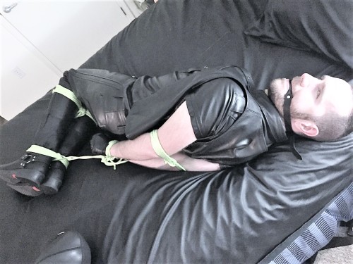 tiedupwithrope:HOT Leather guy nicely tied up and gagged.