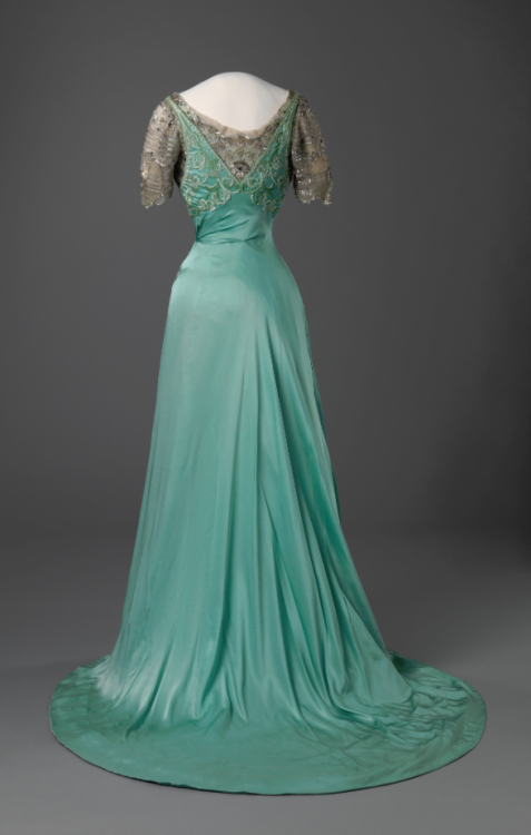 history-of-fashion: ab. 1909  Evening gown (Paris, France)(Nasjonalmuseet for kunst, arkitektur