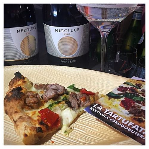 “La Tartufata pizza by Gianfranco Iervolino con Neroluce by Feudo Butera” #feudobutera #zonin1821 #docsicilia #isdm #verona #vino #wine #raccontidelgusto #food #foodporn #foodstagram #foodspotting #instafood #italianfood #italyfoodporn #italyfoodprn...