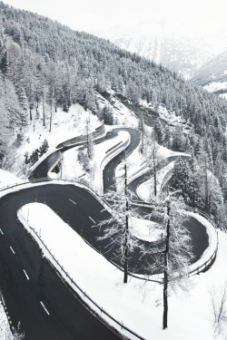 Twisting mountain road | © | AOI