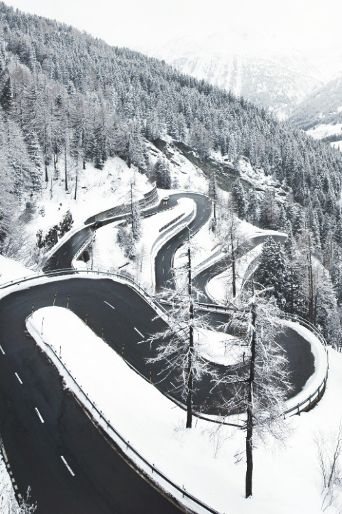 Twisting mountain road | Photographer © | IG | AOI