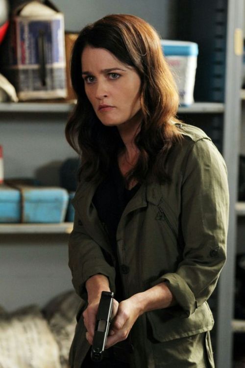 frenchblazer:Robin Tunney in “Looking Glass” (2018)