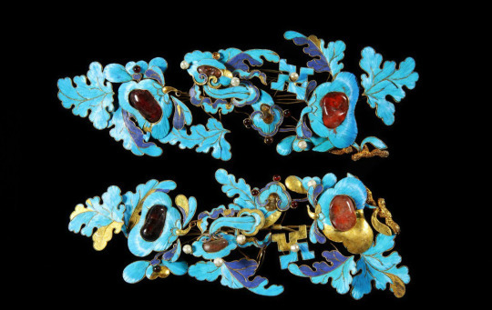 changan-moon:  Traditional chinese jewellry, diancui点翠. photo by 动脉影. These