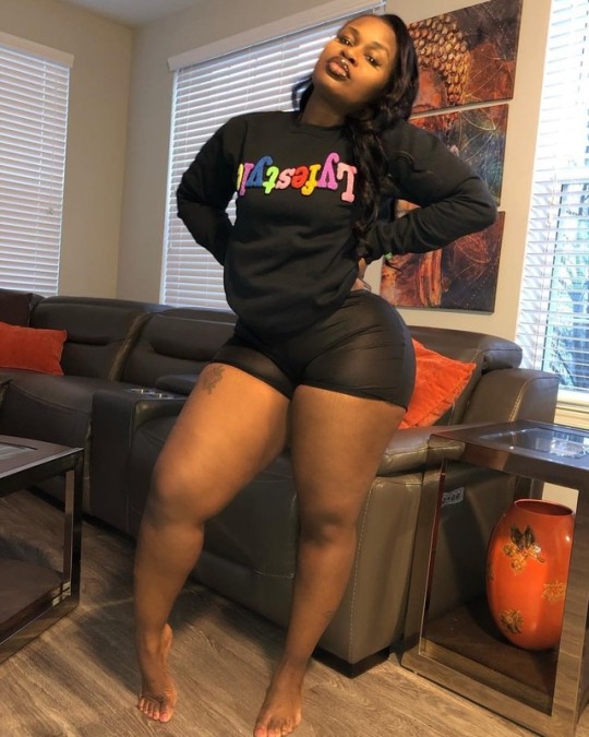 kingjazziedad:  BootiDelicious. DeliciouslySexy. CurvyLicious Mami….Sexy Ms dB_Curves ❤️ 💜 💙 