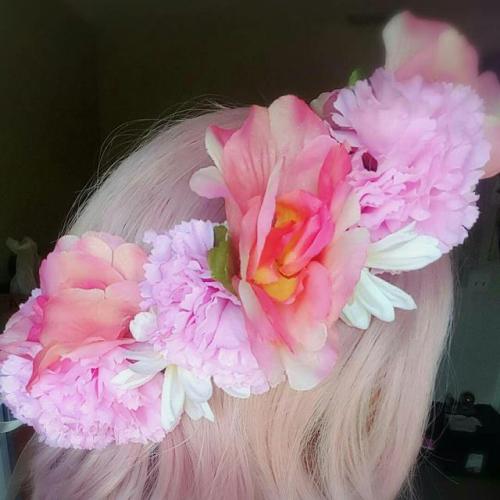 witchy–universe:faeriewaters:For sale! $15 (+5 shipping) This is not the first crown I’ve ever