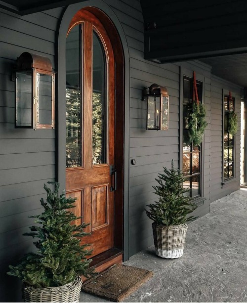 katiiie-lynn:  cyndi-99:via @chrislovesjulia   What a beautiful front door 😍 ugh I want it! @mossyoakmaster can we get a front door like this?? Obvi without a rounded top bc we can’t do that with the brick   That’s a pretty nice door👌🏼 I’d