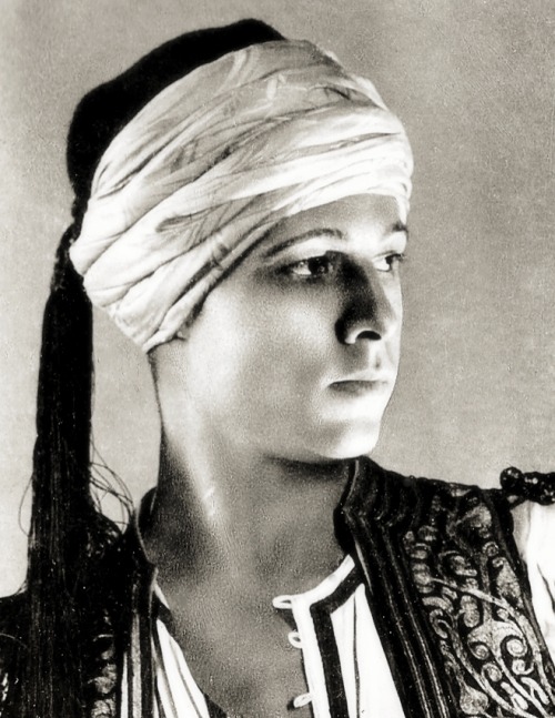 pale-hands-i-love:‘The Sheik’ 1921 