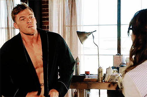 tl-hoechlin:   Alan Ritchson as Micro Penis Guy in New Girl S04E04  