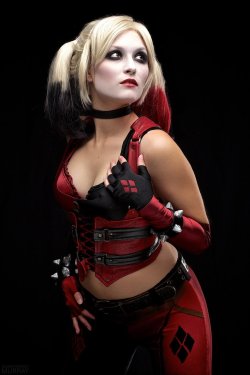 hotcosplaychicks:  Arkham City Harley Quinn by MaiseDesigns Please Subscribe to us on youtube