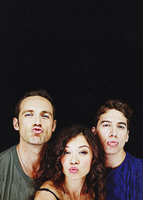 tatiana-evelyne:  Tatiana Maslany, Dylan Bruce, Jordan Gavaris 2013 Comic-Con Portrai