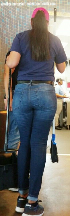 Sexy latina in jeans 