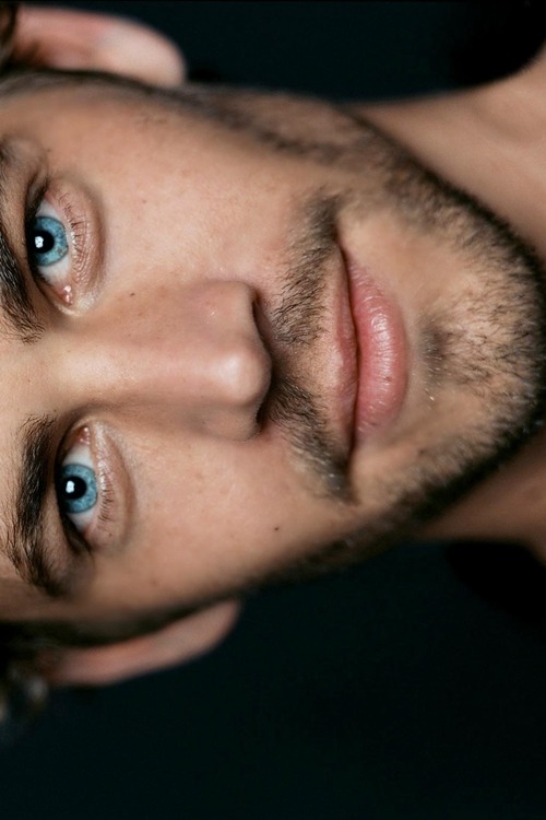 Голубоглазого мужа. Голубые глаза мужские. Синие глаза мужские. Синие глаза у мужчин. Выразительные мужские глаза.