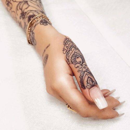 Anaïs Chabane blackw;hand;line;mandala