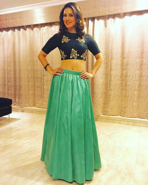 Love this number by Designer Ridhi Arora @Ridhiaroraofficial @instagladucame by sunnyleone