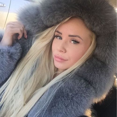 bom482527: Would adore a fur-lined parka for myself, and this goddess looks stunning in it especiall