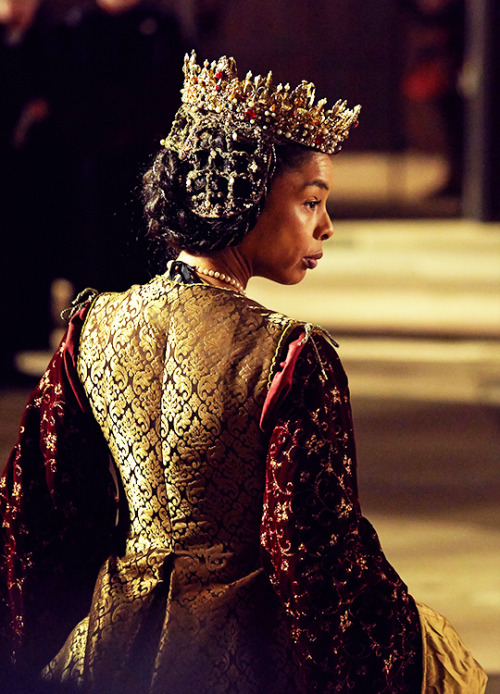 notabuddhist:fuckyeahcostumedramas:Sophie Okonedo in ‘The Hollow Crown: Henry VI’ (2016)