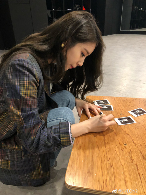 JIYEON2____ | #爱我请举手#谢谢大家来看我的直播，开心又幸福呀，掌声送给大家❤️ ​​​​​