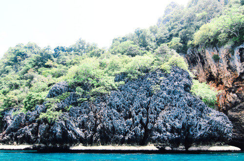 ne0nicecream:  Kayaking Phi Phi - IGoing left from Loh Dalum Bay - Ko Phi Phi Don, Thailand