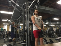 abeardedboy:  bulging at the gym in my @otterj