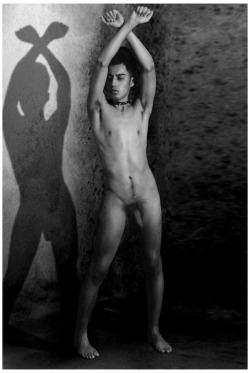 ohthentic:  benudenfree:  arms high, beautiful nude portrait        ♡♡♡      ph.unknown more photos of guys with their arms up here  go queer 