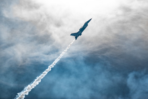 zainisaari:The U.S. Air Force Thunderbirds perform during the Thunder and Lightning Over Arizona at 