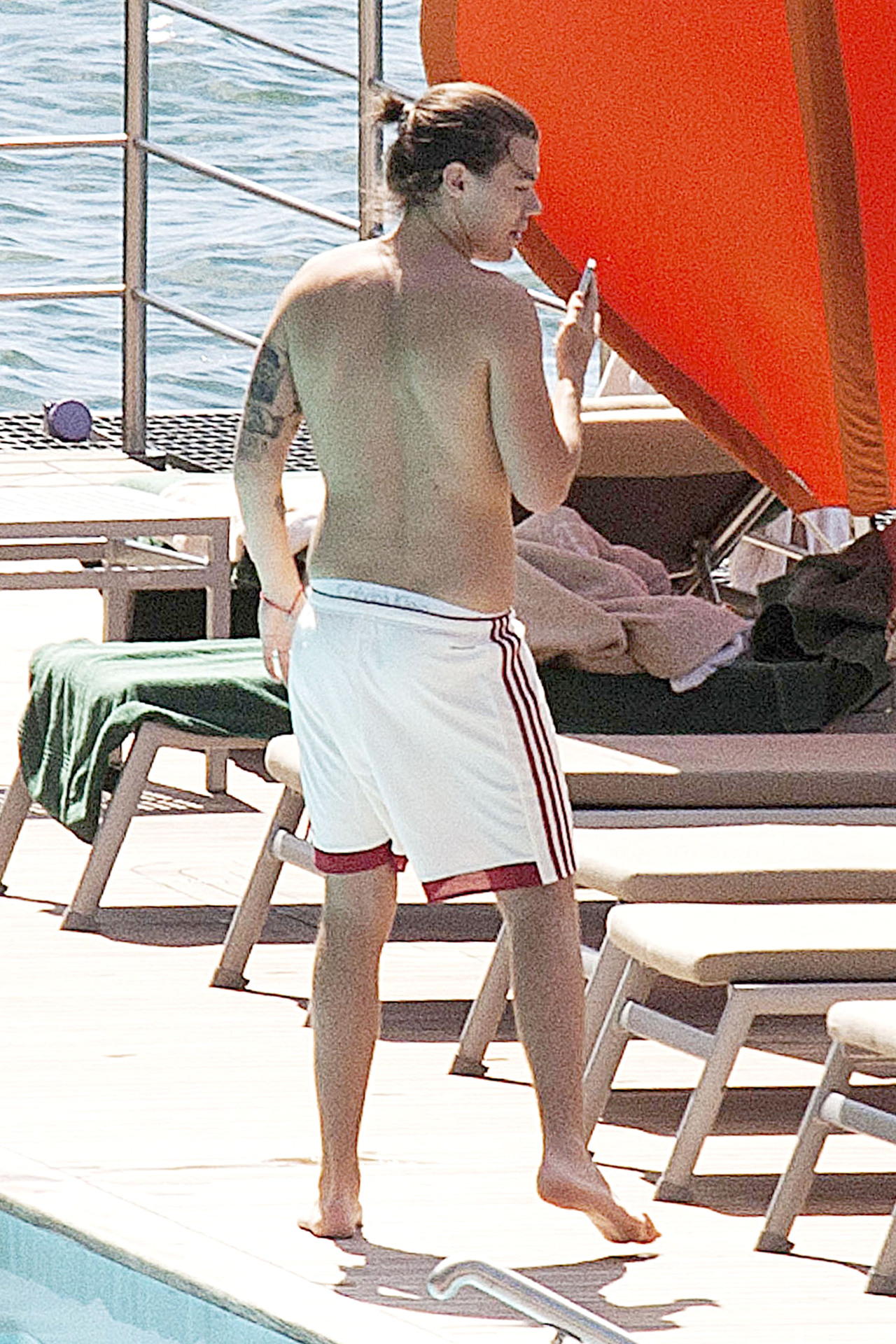 direct-news:  HQ’s - Harry unwinds with a relaxing day by the pool in Lake Como,