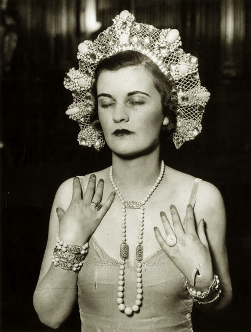 carolathhabsburg:Margaret Campbell, Duchess of Argyll, in her wonderful jewelry. 1930s.