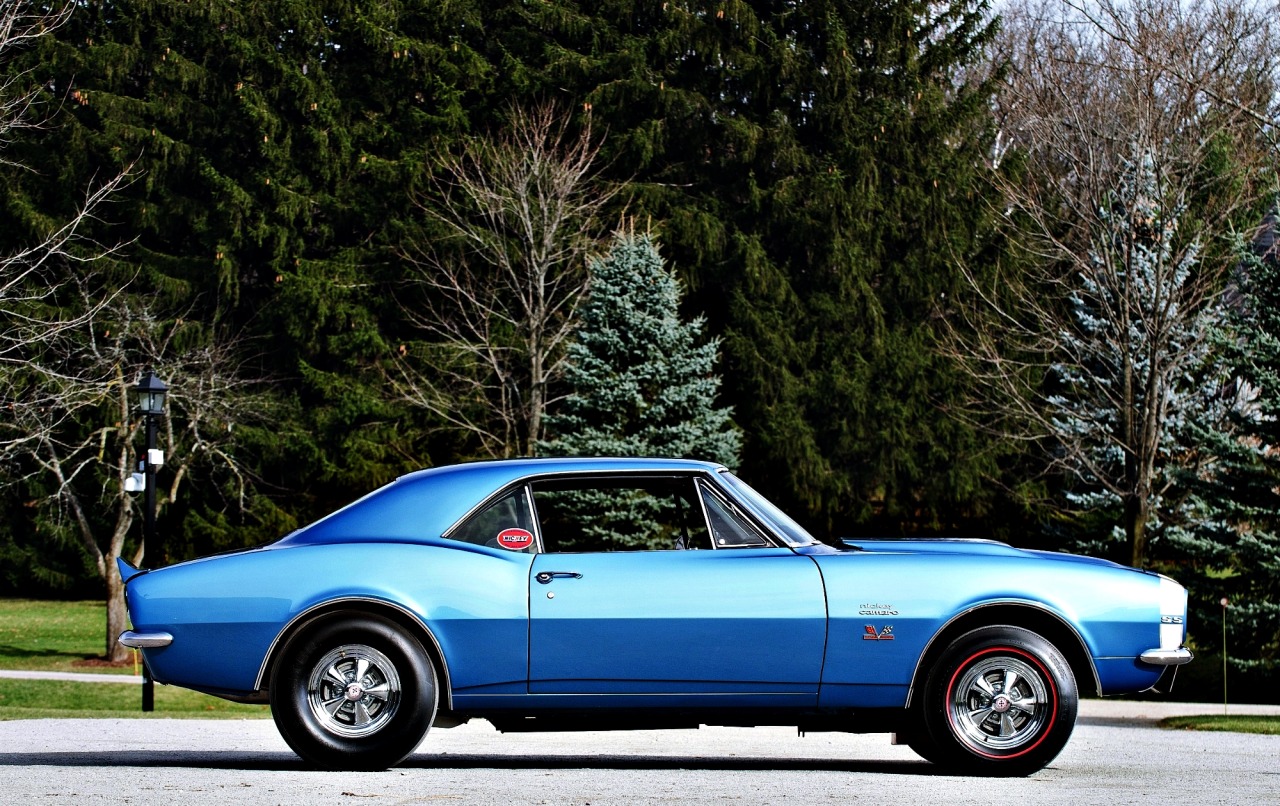 cheekydollssublimedesire:  theoldiebutgoodie:  1967 Chevrolet Nickey Camaro.  Droooooool