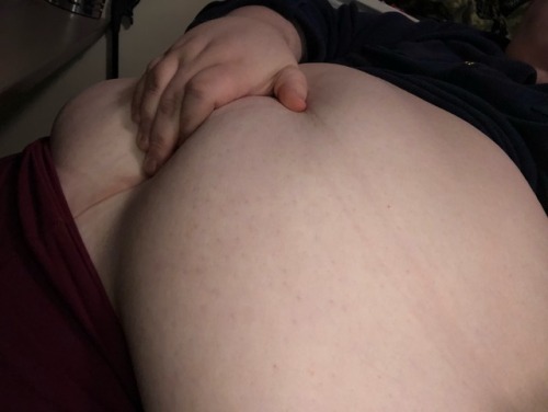 bignblueeyed1989:Playing with my belly. Well the top half anyway.