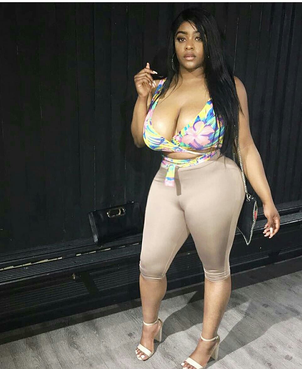 thicksexyasswomen:  Dates 🍸🍹