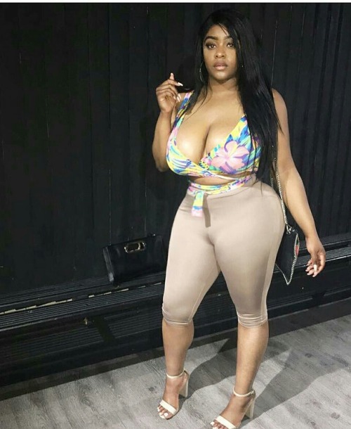 thicksexyasswomen:  Dates 🍸🍹