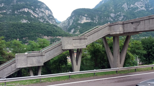 pervitin-of-visions:Longarone, ITALY. Concrete bridge