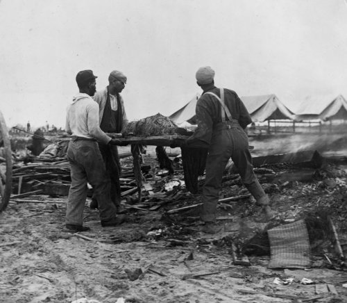 Photos of the 1900 Galveston Hurricane (Texas).While the people of Galveston could see there was a s