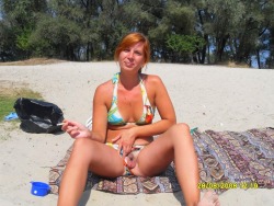 girlsgoingcommando3:  Ginger flashes clam at the beach