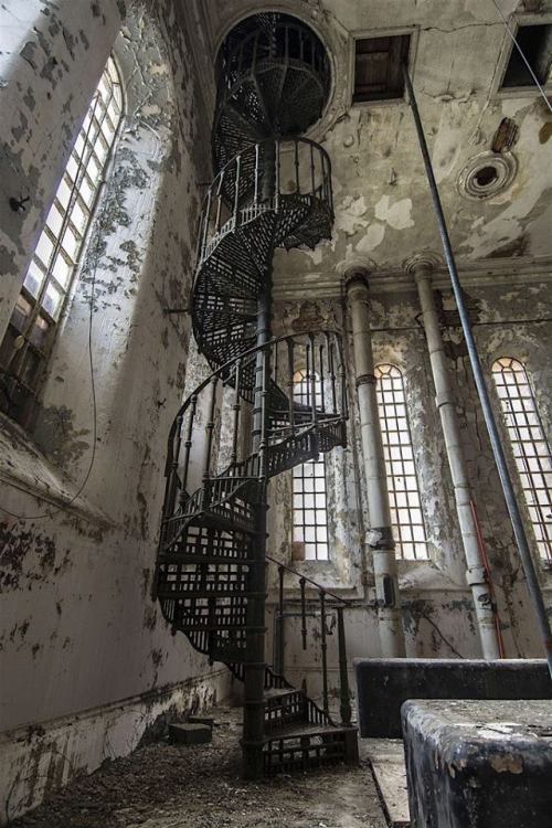 steampunktendencies:Abandoned 19th Century Spiral Staircase  Spiral stair case is a must in my 