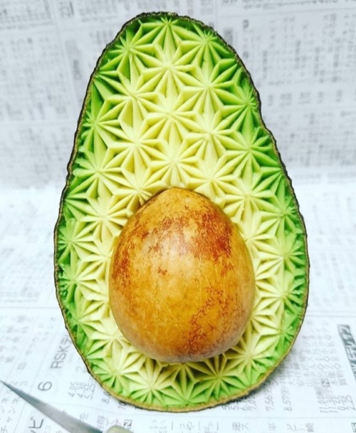 Beautiful Avocado Thai Carving. ✅ By - @gakugakugakugakugaku1 ✅ . #ChefsOfInstagram . www.ChefsOF.co