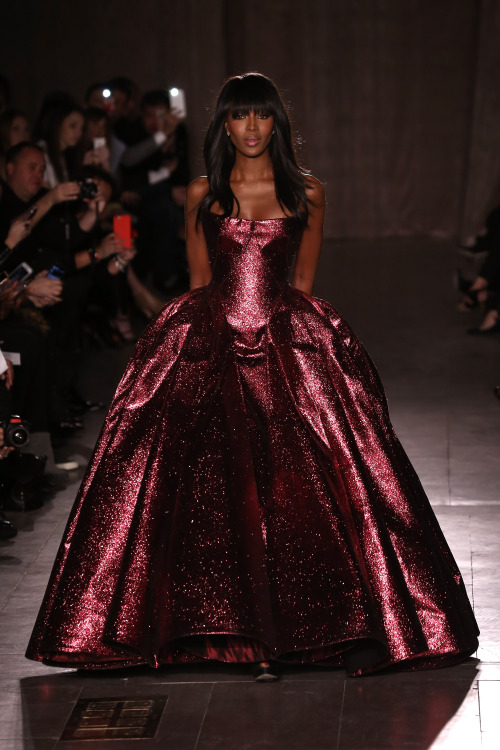 diamondss-r-foreverr:celebritiesofcolor:Naomi Campbell walks the runway at the Zac Posen fashion sho