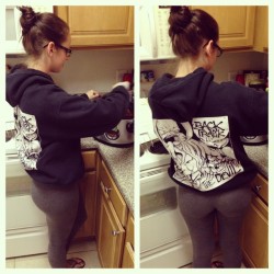 kellyghost:  Cooking dinner &amp; shit. #yogabutt #backtrack #veganfood