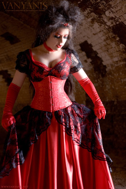 espartilhos:  Vanyanis ‘A Raunchy Affair’ Underbust Corset Corset created 2007Photography © Mark Anthony Boyle