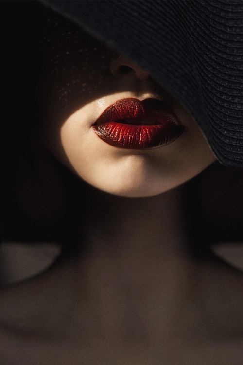 Amo le labbra e le unghia smaltate di Rosso.Mi Piace l'ombretto azzurro sugli occhi&hellip;. mi 