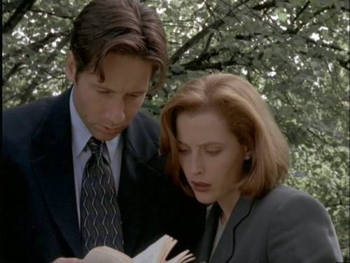 Fox Mulder & Dana Scully of The X-Files reading Alice’s Adventures In Wonderland by Lewis Carrol