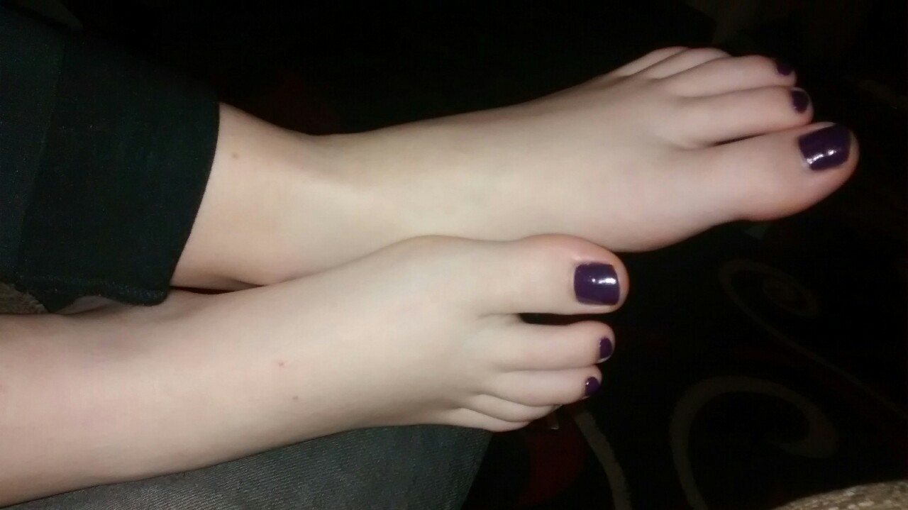 ashfeet:  Ash freshly painted her toes and moisturised her feet just for me tonight