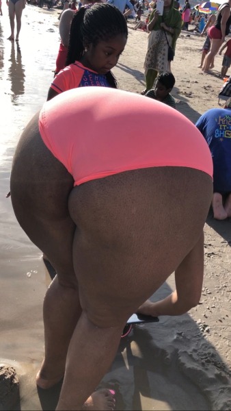 jhbootyisback:Check out the monster ass on this Dominican Bitch. PT 1