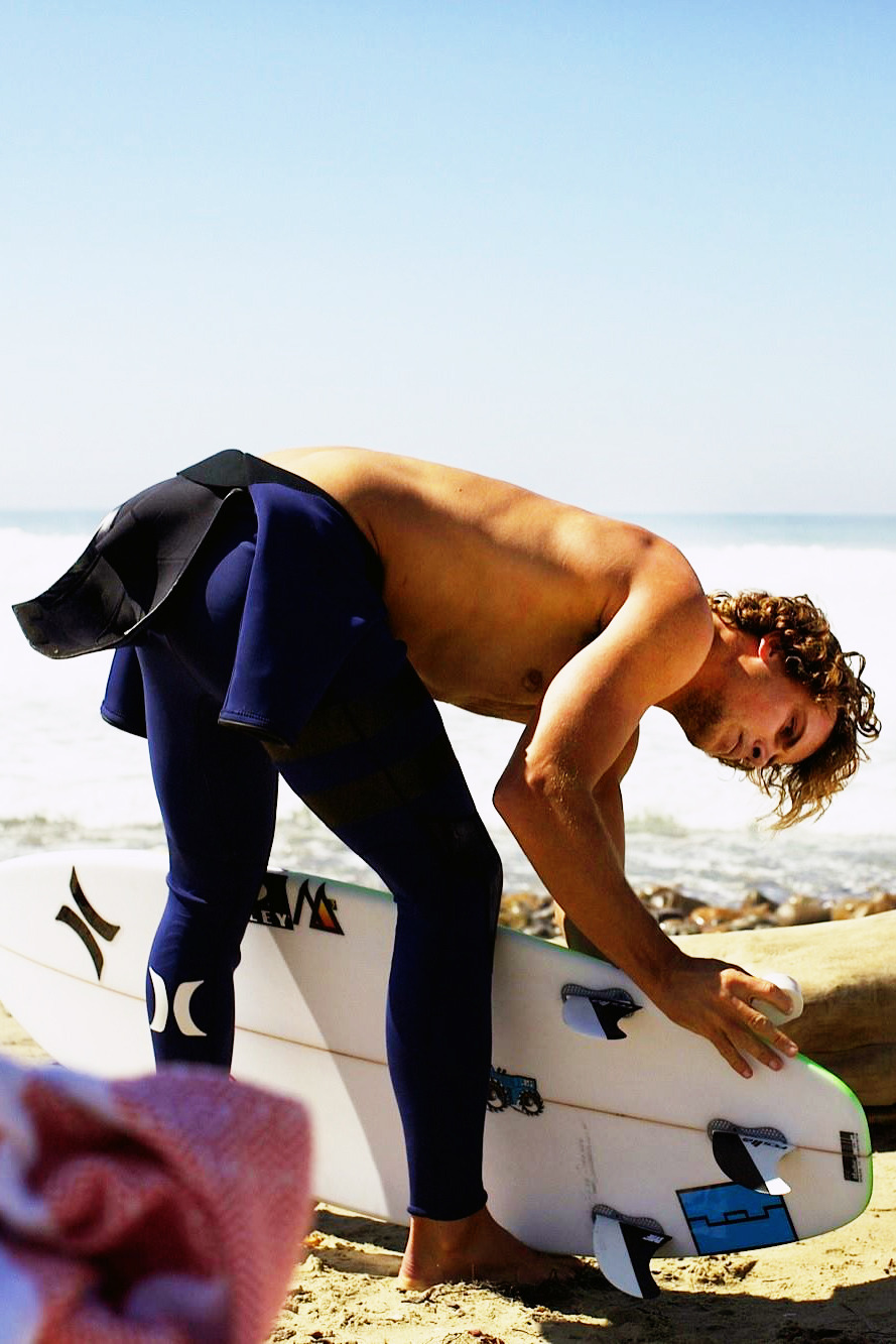 highenoughtoseethesea:  Jules, waxing up. Photo: Jimmy